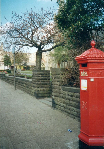 New Victorian letter box on Bridge Street
17-Buildings and the Urban Environment-05-Street Scenes-003-Bridge Street
Keywords: 2000