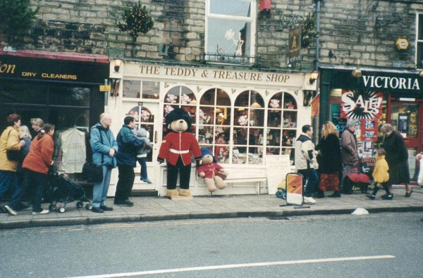Teddy and Treasure shop Bridge Street
17-Buildings and the Urban Environment-05-Street Scenes-003-Bridge Street
Keywords: 2000
