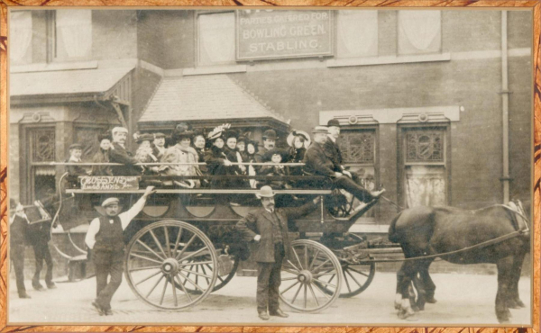 Horse drawn Charabanc , Crossens Banks written on the charabanc (there is a Crossens Banks at Southport) 
19-Animals and Plants-01-General-000-General
Keywords: 1945