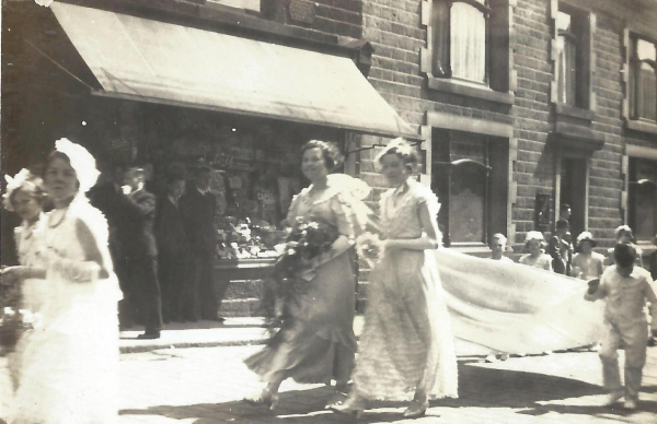 1930s Whit Walk walking past Royal Oak Hotel on Bridge Street
06-Religion-03-Churches Together-001-Whit Walks
Keywords: 1939