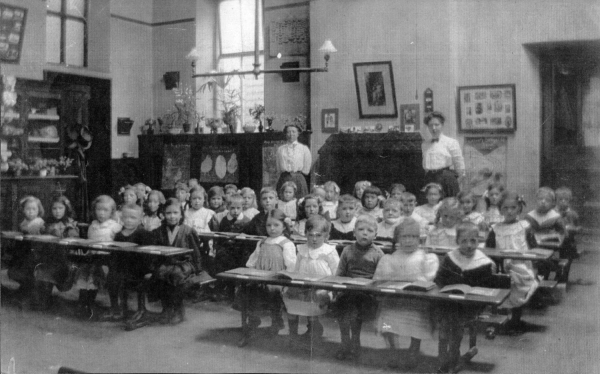 St.Pauls( Rams) classes , staff, rooms 1890-1930's 6 items of good quality 4 itens used in AROUND RAMSBOTTOM PAGES 37-39
05 - Education - 01 - Primary Schools
Keywords: Bury-Archive
