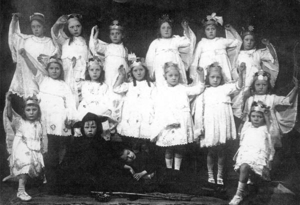 ST.Andrews Primary School c 1922-24. 2 photos St,Andrews Primary school 1947-49.3 photos St.Andrews pupils ,c.1900 in Bolton St,school behind
05 - Education - 01 - Primary Schools
Keywords: Bury-Archive