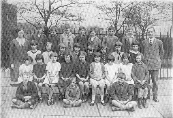 St, Andrews Day school 1929 Hr. Boardman. Miss Dearden Names of many pupils on verso of photo digitised
05 - Education - 01 - Primary Schools
Keywords: Bury-Archive