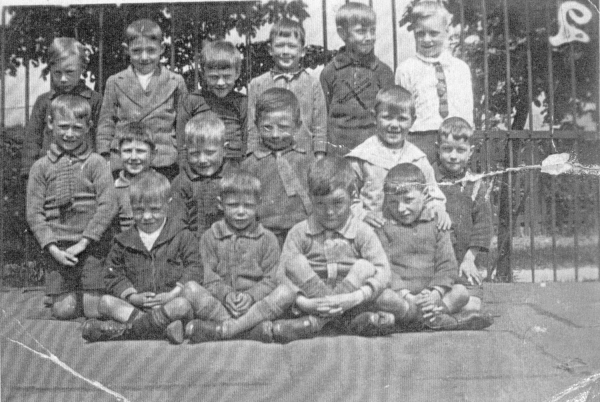St. Andrews Day school. Class of boys c1929 Some pupils names on verso of photo.
05 - Education - 01 - Primary Schools
Keywords: Bury-Archive