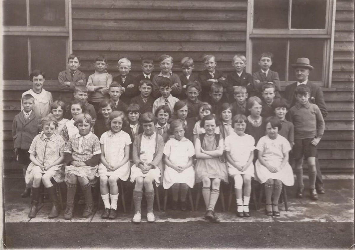 Peel Brow School - Miss Johnson (or Johnstone)s class and headmaster Mr Cheshire
05 - Education - 01 - Primary Schools
Keywords: Bury-Archive