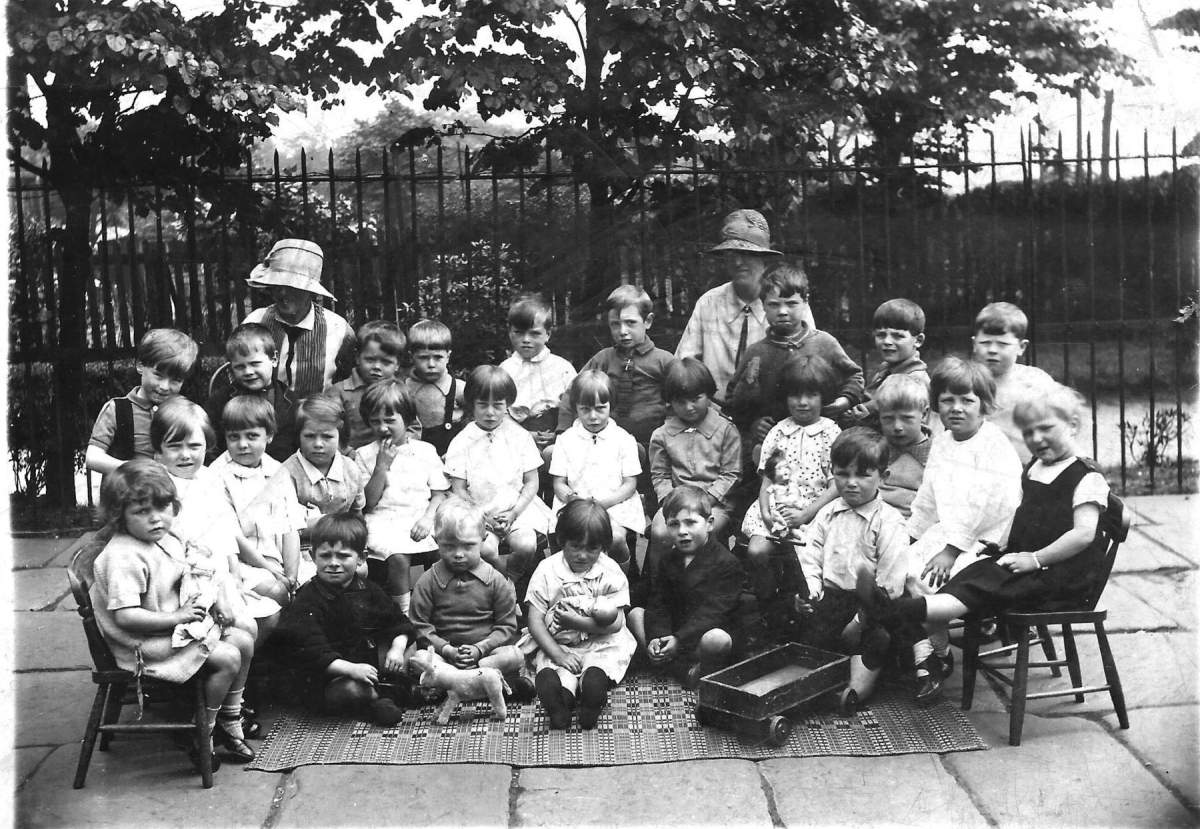 St. Andrew's School classClass of children and teachers
#N/A
Keywords: Bury-Archive