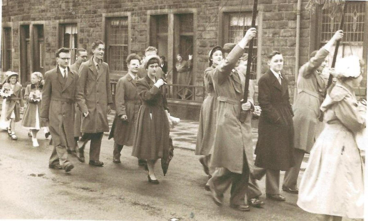 St Andrew's Whit walk   taken on Bolton Street in 1953
06 - Religion - 02 - Church Activities
Keywords: Bury-Archive