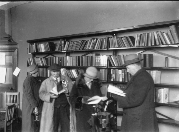 2 of 1930s Rams Library, corner Bridge St & Market Place Now Denise Smiths shop
07 - Government and Politics - 02 - Government and Public buildings
Keywords: Bury-Archive