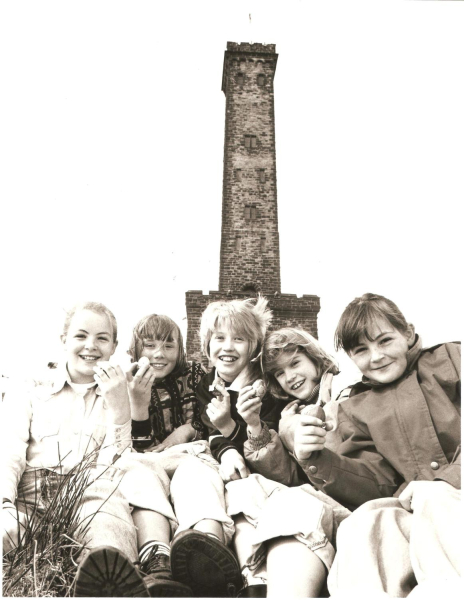 Children on top of Holcombe Hill Peel Tower in background Xaybe Easter 1970s?
08 - History - 01 - Monuments
Keywords: Bury-Archive