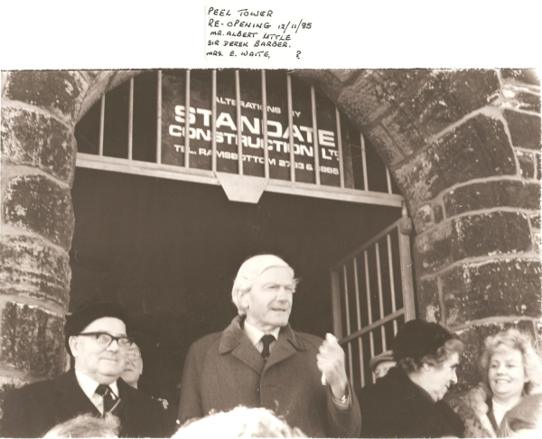 Peel Tower, Holcombe Reopening ceremony 12.11.1985 shown Sir Derek Barber,R.UD.C.Albert Little,......
08 - History - 01 - Monuments
Keywords: Bury-Archive