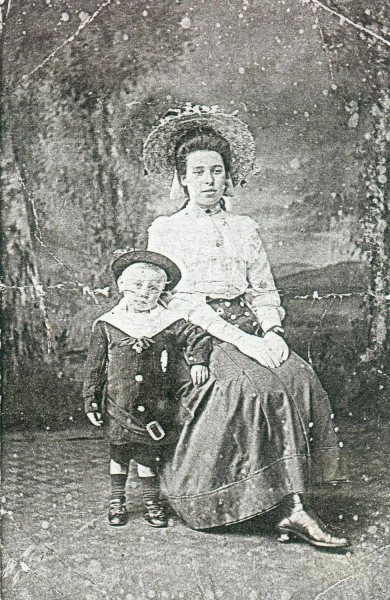1909 photo of Mr G. Robinson & his mother, 
09 - People and Family - 01 - Families
Keywords: Bury-Archive