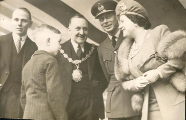 Visit of George VI & Queen Elizabeth to Ram 1945? 
12 - Customs and Traditions - 01 - National Events
Keywords: Bury-Archive