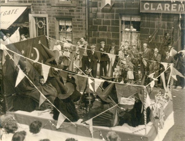 Ramsbottom Coronation Procession 6 June 1953 11 photos taken by Norman Tomlinson Of 72 Peel Brow Location Bolton Street across from Clarence Hotel
12 - Customs and Traditions - 01 - National Events
Keywords: Bury-Archive