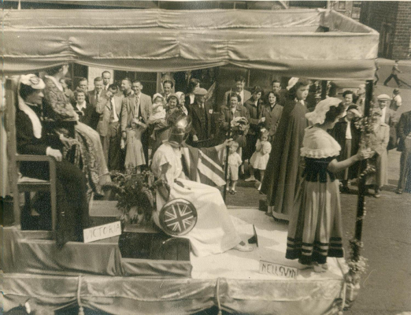Ramsbottom Coronation Procession 6 June 1953 11 photos taken by Norman Tomlinson Of 72 Peel Brow Location Bolton Street across from Clarence Hotel
12 - Customs and Traditions - 01 - National Events
Keywords: Bury-Archive