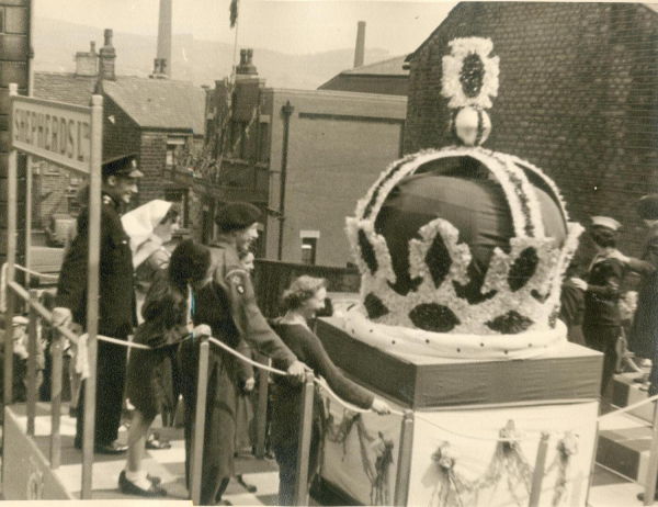 Ramsbottom Coronation Procession 6 June 1953 11 photos taken by Norman Tomlinson Of 72 Peel Brow Location Bolton Street across from Clarence Hotel
12 - Customs and Traditions - 01 - National Events
Keywords: Bury-Archive