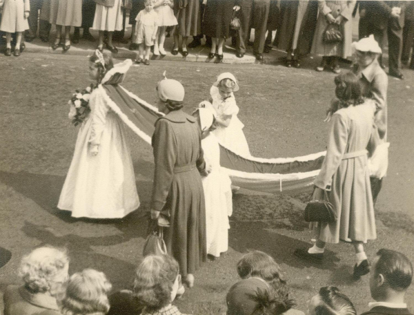 Ramsbottom Coronation Procession 6 June 1953 11 photos taken by Norman Tomlinson Of 72 Peel Brow Location Bolton Street across from Clarence Hotel
12 - Customs and Traditions - 01 - National Events
Keywords: Bury-Archive