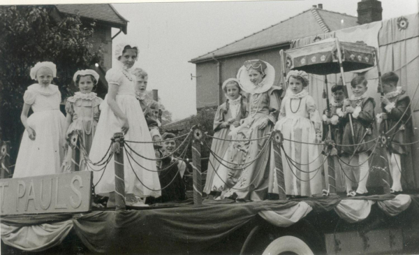 Ramsbottom Coronation Procession 6 June 1953 11 photos taken by Norman Tomlinson Of 72 Peel Brow Location Bolton Street across from Clarence Hotel
12 - Customs and Traditions - 01 - National Events
Keywords: Bury-Archive