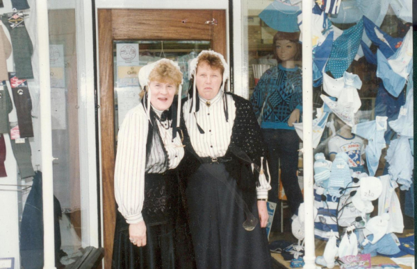 p51 4 6 pics Victorian Day, May Bank Holiday Ramabottom 1989. Town Crier, Ski Rossendale bus, shops in Bolton & Bridge Sts. [draper,Acorn Video,Dairy Box Cafe,Mr&Mrs Allpress 
12 - Customs and Traditions - 02 - Local Events
Keywords: Bury-Archive