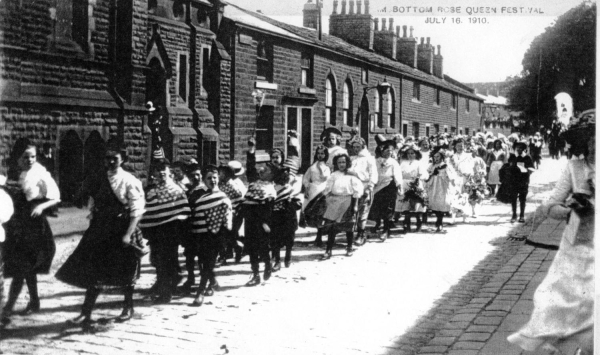 Ramsbottom Rose Queen Festival July 16th 1910 In Ramsbottom Lane with New Jerusalem & Science and Art School Plus one of a float in 'field'
12 - Customs and Traditions - 02 - Local Events
Keywords: Bury-Archive