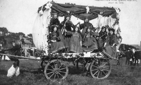 Ramsbottom Rose Queen Festival July 16th 1910 In Ramsbottom Lane with New Jerusalem & Science and Art School Plus one of a float in 'field'
12 - Customs and Traditions - 02 - Local Events
Keywords: Bury-Archive