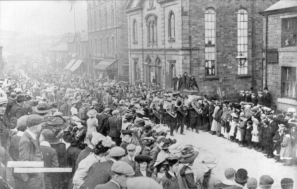 Rose Queen float  Taken on Nuttall Lane near Old Dunn Horse
12 - Customs and Traditions - 02 - Local Events
Keywords: Bury-Archive