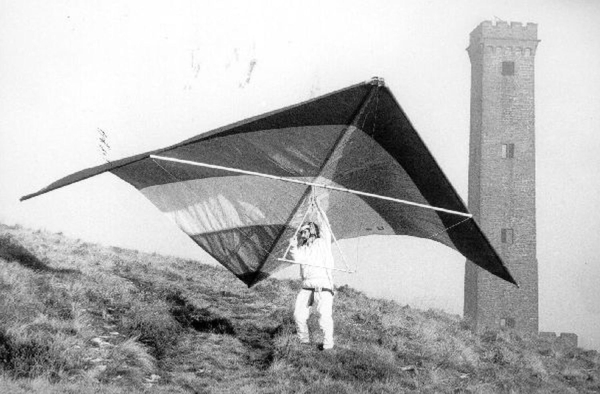 Kite flying near Peel Tower late 1970's
14 - Leisure - 02 - Sport and Games
Keywords: Bury-Archive