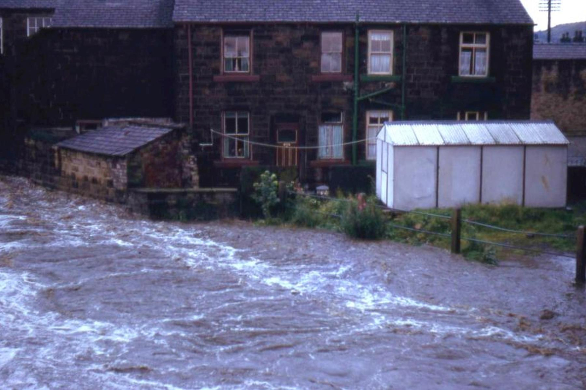 August Bank Holiday weekend 1964 â€“ the terraced houses of River Street, off Kenyon Street, from Peel Bridge.
17 - Buildings and the Urban Environment - 05 - Street Scenes
Keywords: Bury-Archive