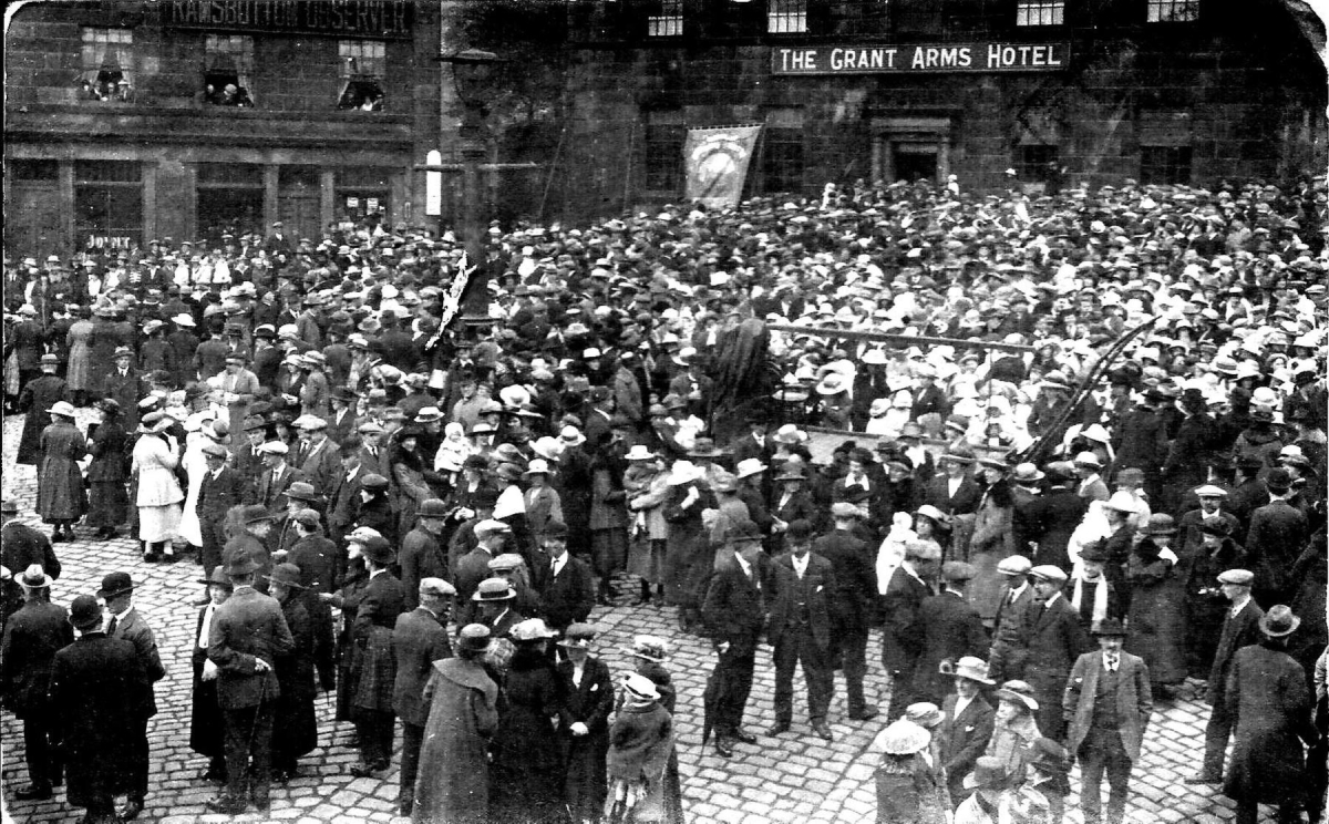 Gathering in Market Place The Grant's Arms Hotel in background
17 - Buildings and the Urban Environment - 05 - Street Scenes
Keywords: Bury-Archive