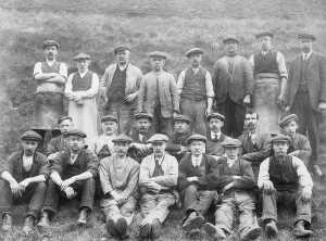Turnbull & Stockdale Black Set employees early 1920's The BlacK Set -maintenance men at the mill, not printers 
02-Industry-01-Mills-024-Turnbull and Stockdale
Keywords: 1945