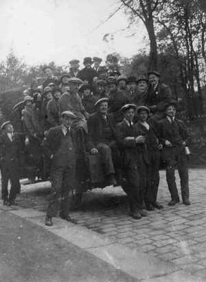 General Strike 8/5/1926 at Porritt Bros & Austin, Stubbins Vale Mill.  ?? Or Porritt and Spencer
17-Buildings and the Urban Environment-05-Street Scenes-027-Stubbins Lane and Stubbins area
Keywords: 1926