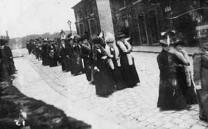 Whit walks 1911, New Jerusalem Church, Callender Street
17-Buildings and the Urban Environment-05-Street Scenes-005-Callender to Albert Street
Keywords: 1945