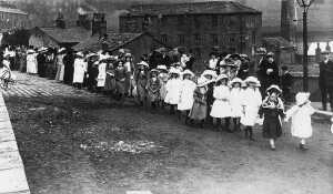 1915 Whit Walks, New Jerusalem Church. On Callender St at the bottom of Rostrons Road
17-Buildings and the Urban Environment-05-Street Scenes-005-Callender to Albert Street
Keywords: 1945