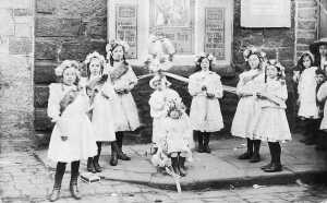 c 1910  Maypole Dance, Railway St. , Rams, outside...Empire picture palace. 
people
Keywords: 1945