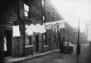 Back Ramsbottom Lane 1920, washing hanging out 
17-Buildings and the Urban Environment-05-Street Scenes-027-Stubbins Lane and Stubbins area
Keywords: 1945