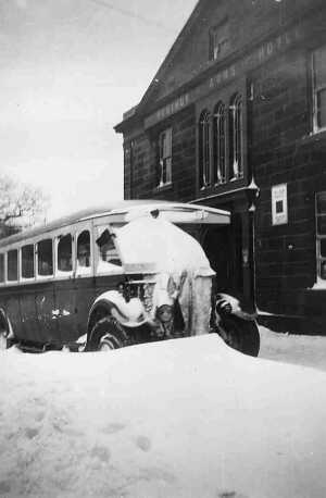 Single decker buse in snow probably 1947. at Rostron Arms Edenfield,
17-Buildings and the Urban Environment-05-Street Scenes-011-Edenfield
Keywords: 1985