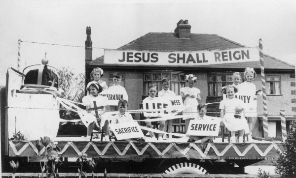 Holcombe Brook Methodist Whit procession
06 - Religion - 02 - Church Activities
Keywords: Bury-Archive