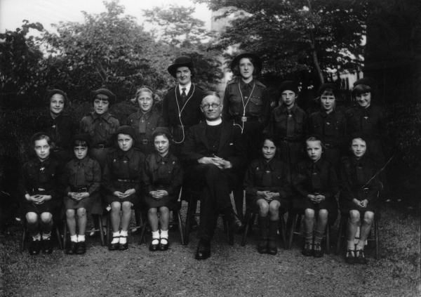 Unidentified Brownies pack with vicar, Rev F Williamson Includes Beatrice Haslam; Edna Whittaker; May Goodfellow  
14 - Leisure - 04 - Events
Keywords: Bury-Archive
