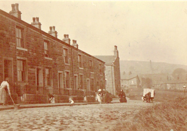 Albert Street C1910, probably taken by John Wallis Hutchinson who lived at no 6 in the 1911 census. Carr Fold is on the right and Springwood Mill and Rose and Crown
17-Buildings and the Urban Environment-05-Street Scenes-005-Callender to Albert Street

Keywords: 1910