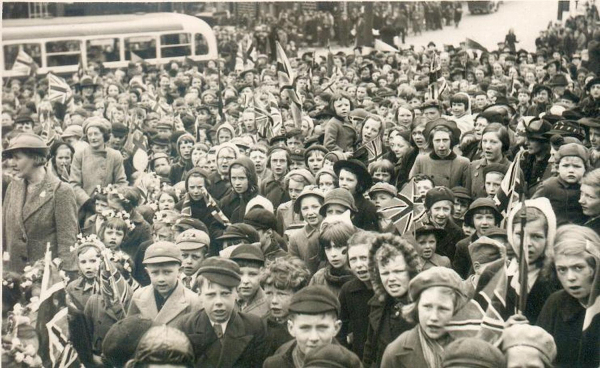 War Weapons Week  April 26th to May 3rd 1941 - Children Day 6th Day - the crowd
15 - War - 02 - World War 2
Keywords: Bury-Archive